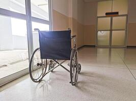 achter een leeg rolstoel in een ziekenhuis foto