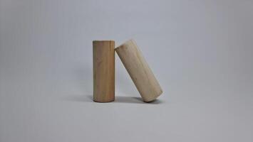 twee houten stokjes Aan een wit oppervlakte foto