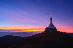de pagode Aan de top van de heuvel in de ochtend- foto