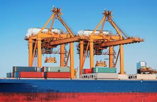 houder schip in exporteren en importeren bedrijf en logistiek. foto