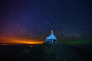 een pagode Aan de top van de heuvel Bij nacht foto