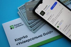 ternopil, Oekraïne - juli 7, 2023 privatbank nieuw bank plastic kaarten met geld Aan tafel. privé24 toepassing foto