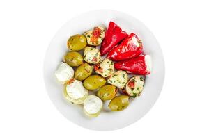 voorafje groente antipasti mengen olijven, Mozzarella, gevuld peper, paddestoel antipasto vers voedsel smakelijk aan het eten maaltijd voedsel tussendoortje Aan de tafel kopiëren ruimte voedsel achtergrond foto