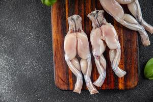 kikker been voedsel vlees Frans keuken vers Koken voorafje maaltijd voedsel tussendoortje Aan de tafel kopiëren ruimte voedsel achtergrond rustiek top visie foto