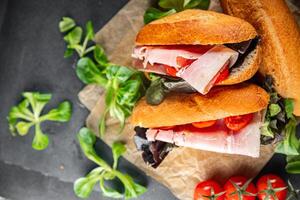 belegd broodje ham, tomaat, groen sla gezond aan het eten Koken voorafje maaltijd voedsel tussendoortje Aan de tafel kopiëren ruimte voedsel achtergrond rustiek top visie foto