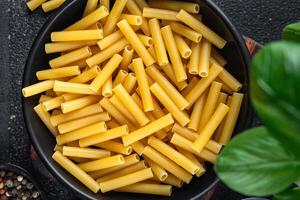 rauw pasta tortiglioni Koken voorafje maaltijd voedsel tussendoortje Aan de tafel kopiëren ruimte voedsel achtergrond foto