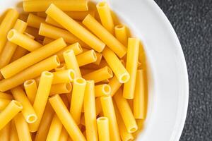 rauw pasta tortiglioni Koken voorafje maaltijd voedsel tussendoortje Aan de tafel kopiëren ruimte voedsel achtergrond foto