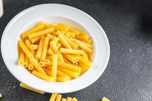 rauw pasta penne tortiglioni Koken voorafje maaltijd voedsel tussendoortje Aan de tafel kopiëren ruimte voedsel foto