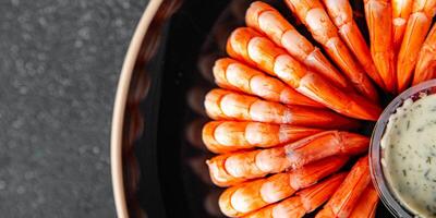 garnaal klaar naar eten vers Koken voorafje maaltijd voedsel tussendoortje Aan de tafel kopiëren ruimte voedsel achtergrond rustiek foto