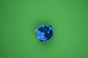 blauw papier aarde Aan groen achtergrond foto