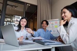 bedrijf team vergadering pratend planning analyseren investering en afzet Aan tablet en laptop, bespreken met financieel gegevens en bedrijf strategie, presentatie naar maken winst van bedrijf foto