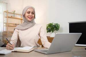 jong moslim bedrijf vrouw accountant werken met financieel document rekeningen, berekenen belasting. vrouw moslim freelancer papierwerk Bij huis foto