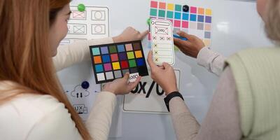 ux ontwikkelaar en ui ontwerper presenteren mobiel app koppel ontwerp Aan whiteboard in vergadering Bij kantoor. creatief digitaal ontwikkeling mobiel app bureau. digitaal transformatie foto
