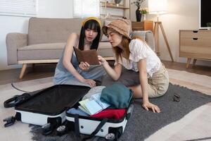 jong vrouw inpakken koffer Bij huis. reizen concept foto