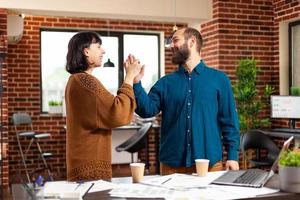 zakenman geeft high five aan manager vrouw na afronding van zakelijk project foto