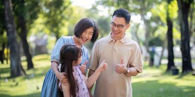 familie, generatie concept. grootouders gelukkig glimlach grootmoeder, opa en weinig kleindochter Bij park foto