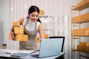 vrouw Aziatisch in een online op te slaan controleren de klant adres en pakket informatie Aan de laptop. online boodschappen doen concept foto