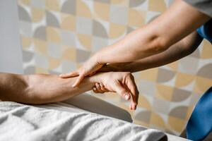 vierhandig massage van een man's handen in een schoonheid salon. Gezondheid zorg concept foto