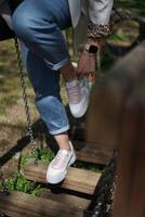 meisje aanpassen haar schoenen in de park foto