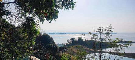 toneel- mistig ochtend- van kaptai meer panoramisch visie foto