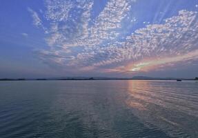 zonsondergang met cloudscape en horizon van kaptai meer rangamati chittagong foto