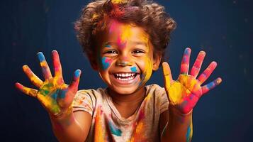 kleurrijk kunstenaarstalent - gelukkig kind gebrandschilderd met verf foto