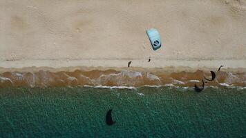 antenne visie van kitesurfen Aan de golven van de zee in mui ne strand, phan dief, binh Thuan, Vietnam. kitesurfen, kiteboarden actie foto's foto
