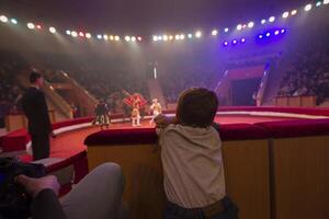 Wit-Rusland, de stad van goamel, april 07, 2019. circus illusie van gelach.kind aan het kijken een circus prestatie foto
