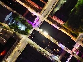antenne nacht visie van verlichte centraal Manchester stad en downtown gebouwen, Engeland Verenigde koninkrijk. mei 4e, 2024 foto