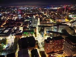 antenne nacht visie van verlichte centraal Manchester stad en downtown gebouwen, Engeland Verenigde koninkrijk. mei 4e, 2024 foto