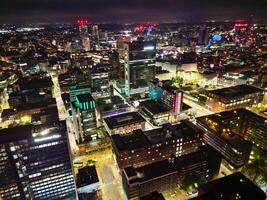 antenne nacht visie van verlichte centraal Manchester stad en downtown gebouwen, Engeland Verenigde koninkrijk. mei 4e, 2024 foto