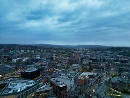 mooi antenne visie van Sheffield stad centrum Bij alleen maar na zonsondergang. Engeland Verenigde koninkrijk. april 29e, 2024 foto