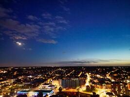antenne visie van verlichte Brits stad van Engeland gedurende nacht foto