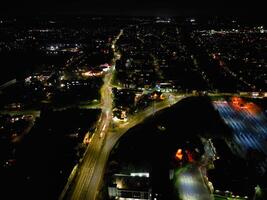 antenne nacht visie van verlichte centraal aylesbury stad- van Engeland Verenigde koninkrijk. april 1e, 2024 foto