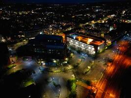 antenne nacht visie van verlichte centraal aylesbury stad- van Engeland Verenigde koninkrijk. april 1e, 2024 foto