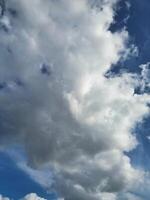 mooi lucht met dramatisch wolken over- Birmingham stad van Engeland Verenigde koninkrijk, maart 30e, 2024 foto