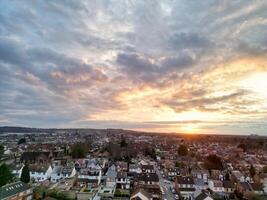 meest mooi antenne visie van woon- wijk gedurende oranje zonsondergang over- luton, Engeland uk. maart 19e, 2024 foto