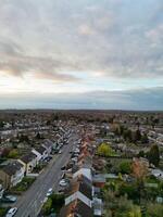 meest mooi antenne visie van woon- wijk gedurende oranje zonsondergang over- luton, Engeland uk. maart 19e, 2024 foto