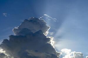 witte wolk aan de lucht foto