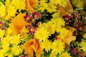 bloem arrangement met chrysant foto