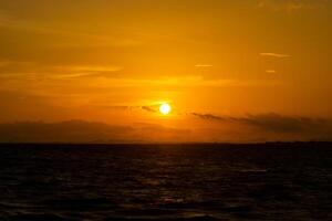 zonsondergang aan het meer foto