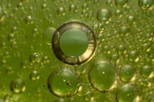 oliedruppels geïsoleerd op groene en gele achtergrond foto