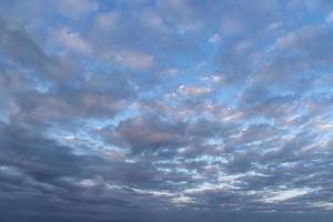 ochtend bewolkte lucht met oranje wolken foto