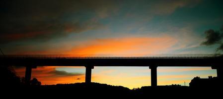 pyloonbrug bij zonsondergang. verharde brug bij zonsondergang foto