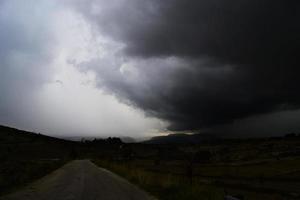 cycloon, onweerswolken met zware regen foto