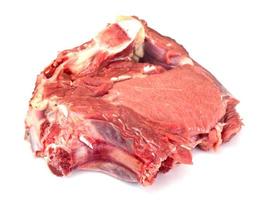Stuk vers rauw rundvlees, kalfsvlees geïsoleerd op een witte achtergrond foto