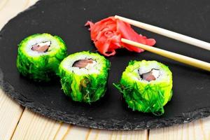 sushi roll met chukoy, zalm en kaas