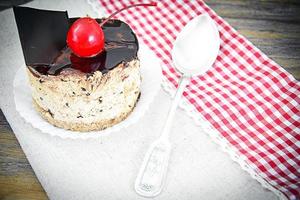 fruitcake met chocolade en kersen foto