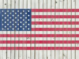 Amerikaanse vlag geschilderd op de achtergrond van de houten omheining, opdruk van de Amerikaanse vlag, reliëftextuur foto
