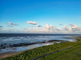 hoog hoek visie van plantkunde baai strand en zee visie gedurende zonsondergang Bij breedtrap kent, Engeland uk. april 21e, 2024 foto